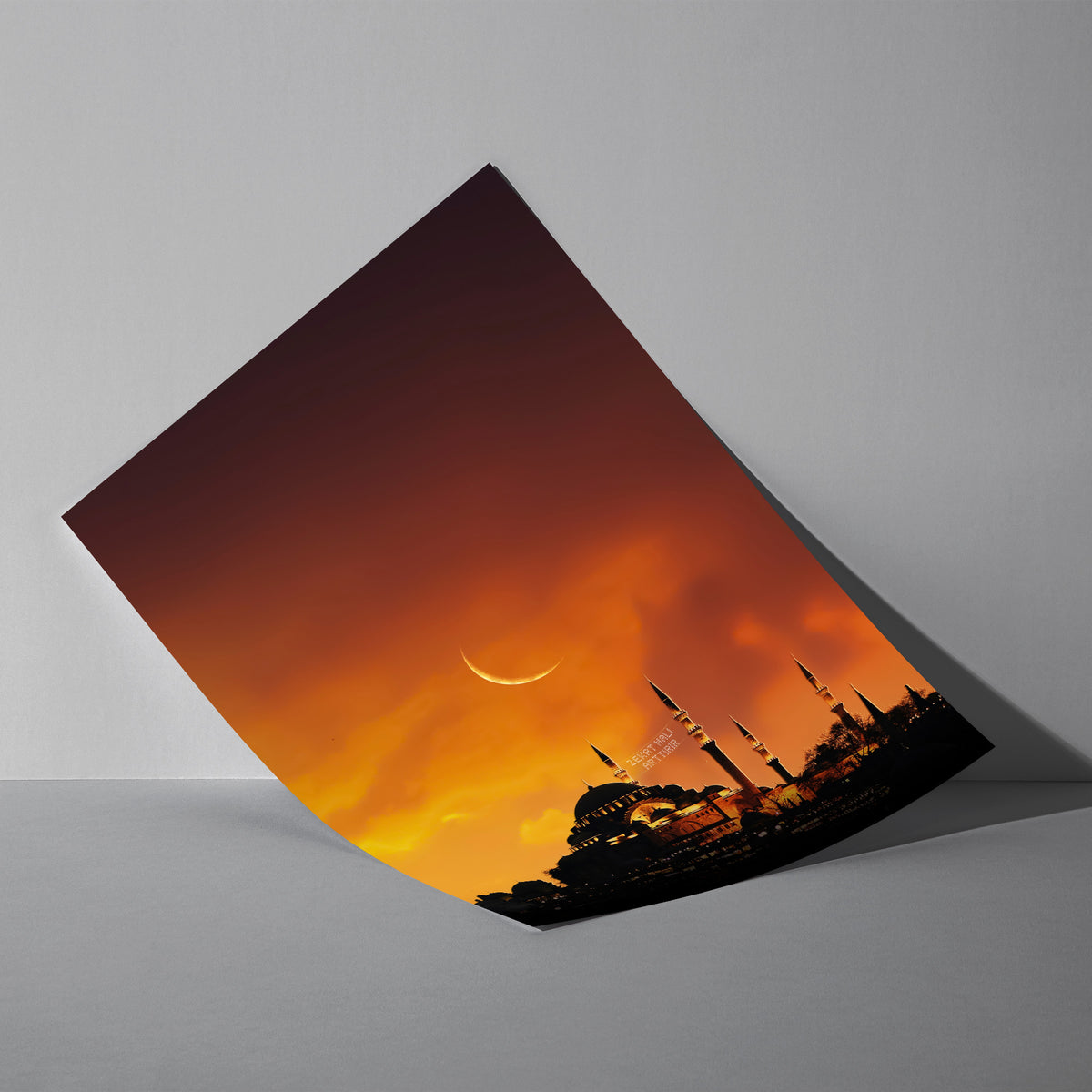 Mystical Night - Moschee Silhouette Poster, als ungerahmtes Blatt an eine Wand gelehnt