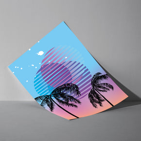 Palmennacht - 80er Synthwave Poster, als ungerahmtes Blatt an eine Wand gelehnt