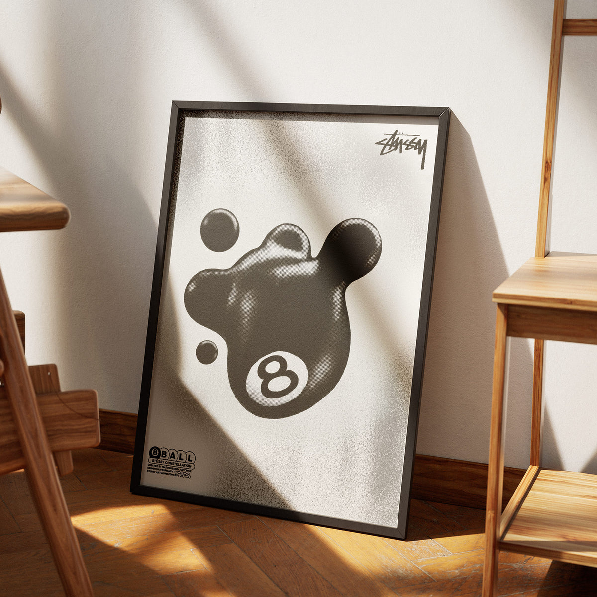 Abstraktes Schicksal - 8 Ball Poster, am Boden neben einem Stuhl angelehnt