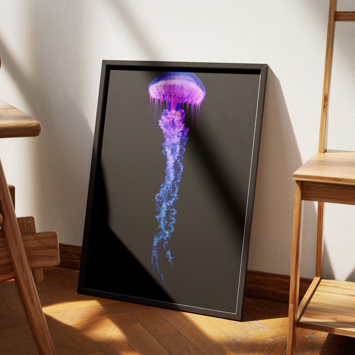 Kosmische Seele - Leuchtende Qualle Poster, am Boden neben einem Stuhl angelehnt