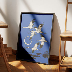Ewiger Flug - Japanische Kraniche Poster, am Boden neben einem Stuhl angelehnt
