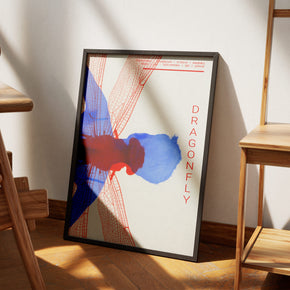 Grafische Anatomie - Dragonfly Poster, am Boden neben einem Stuhl angelehnt