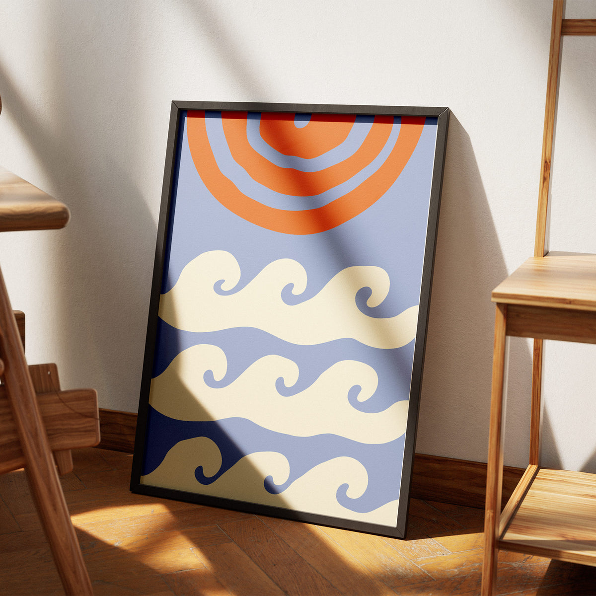 Groovy Ocean - Retro Wellen Poster, am Boden neben einem Stuhl angelehnt