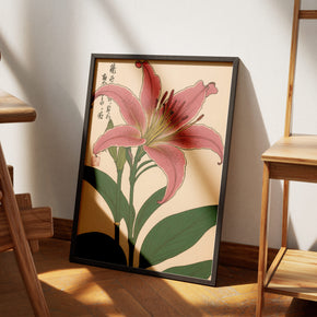 Japanische Blüte - Rosa Lilie Poster, am Boden neben einem Stuhl angelehnt