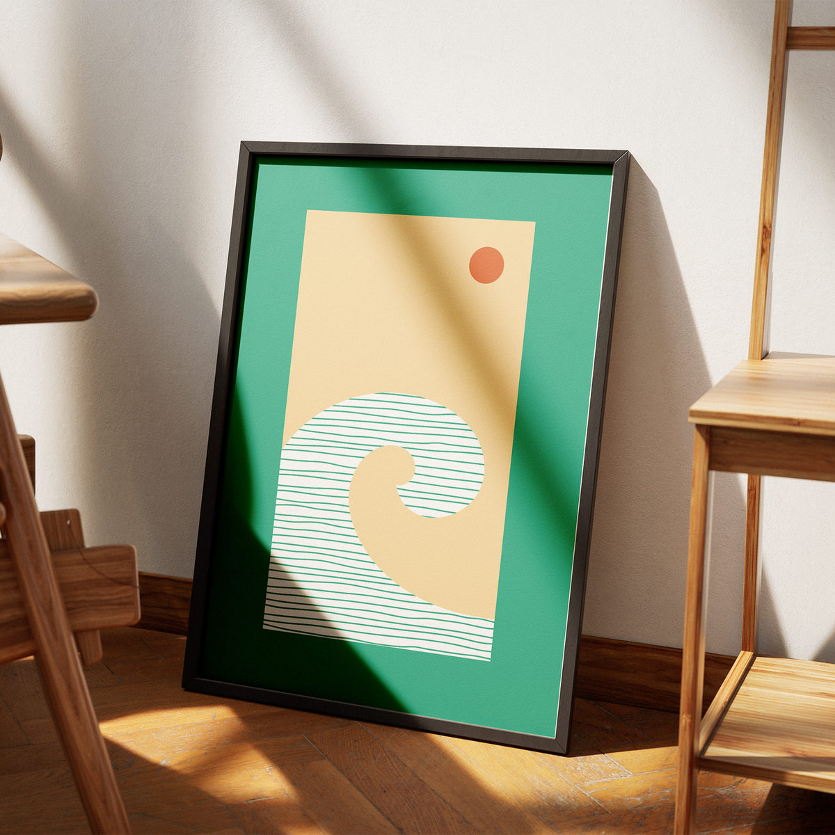 Die Perfekte Welle - Surf-Stimmung Poster, am Boden neben einem Stuhl angelehnt