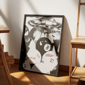 UFO Mystery - 8 Ball Entführung Poster, am Boden neben einem Stuhl angelehnt