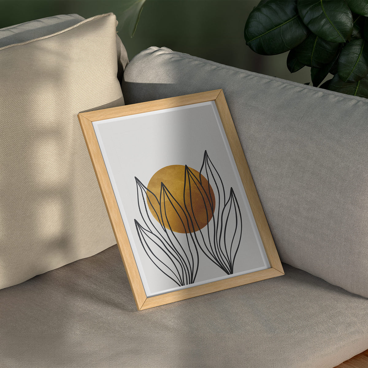 Abstrakte Gartenarbeit - Goldene Sonne Poster, gerahmt über einem Sofa