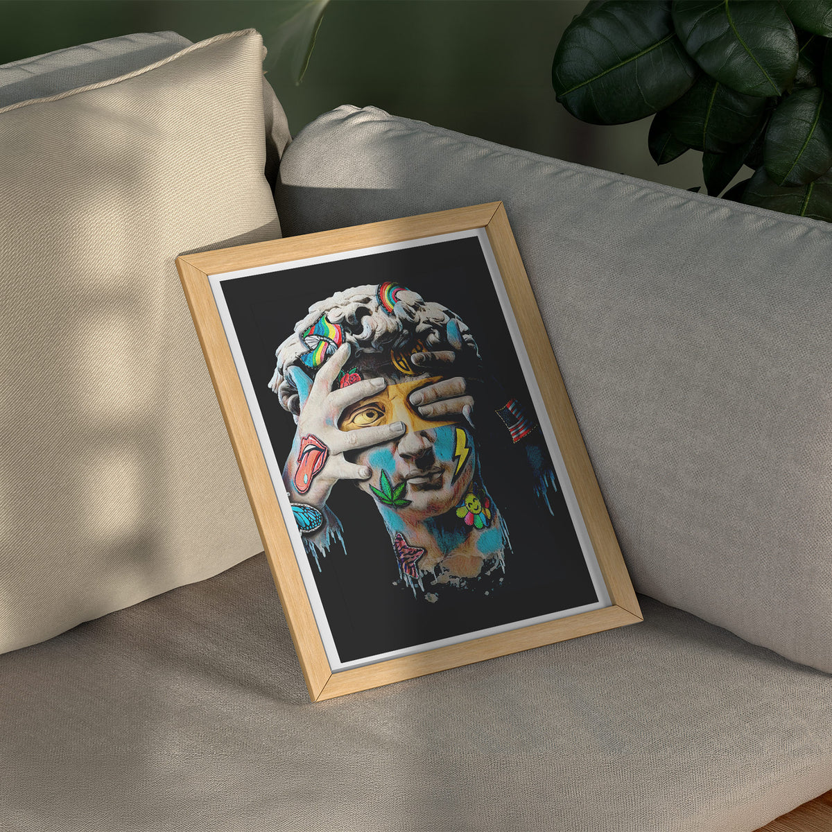 Geblendete Wahrheit - Modernes Pop-Art David Poster, gerahmt über einem Sofa
