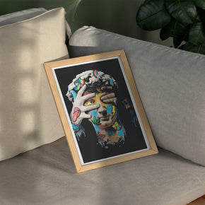 Geblendete Wahrheit - Modernes Pop-Art David Poster, gerahmt über einem Sofa