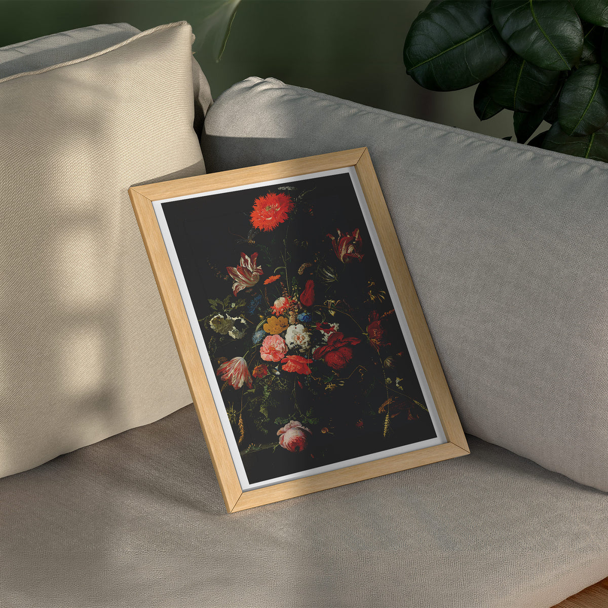 Klassisches Blumenstillleben Poster, gerahmt über einem Sofa
