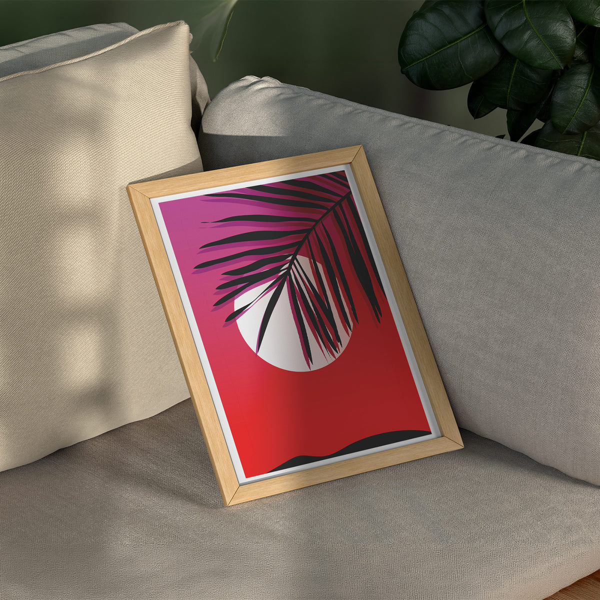 Schräge Palme - Synthwave-Ästhetik Poster, gerahmt über einem Sofa