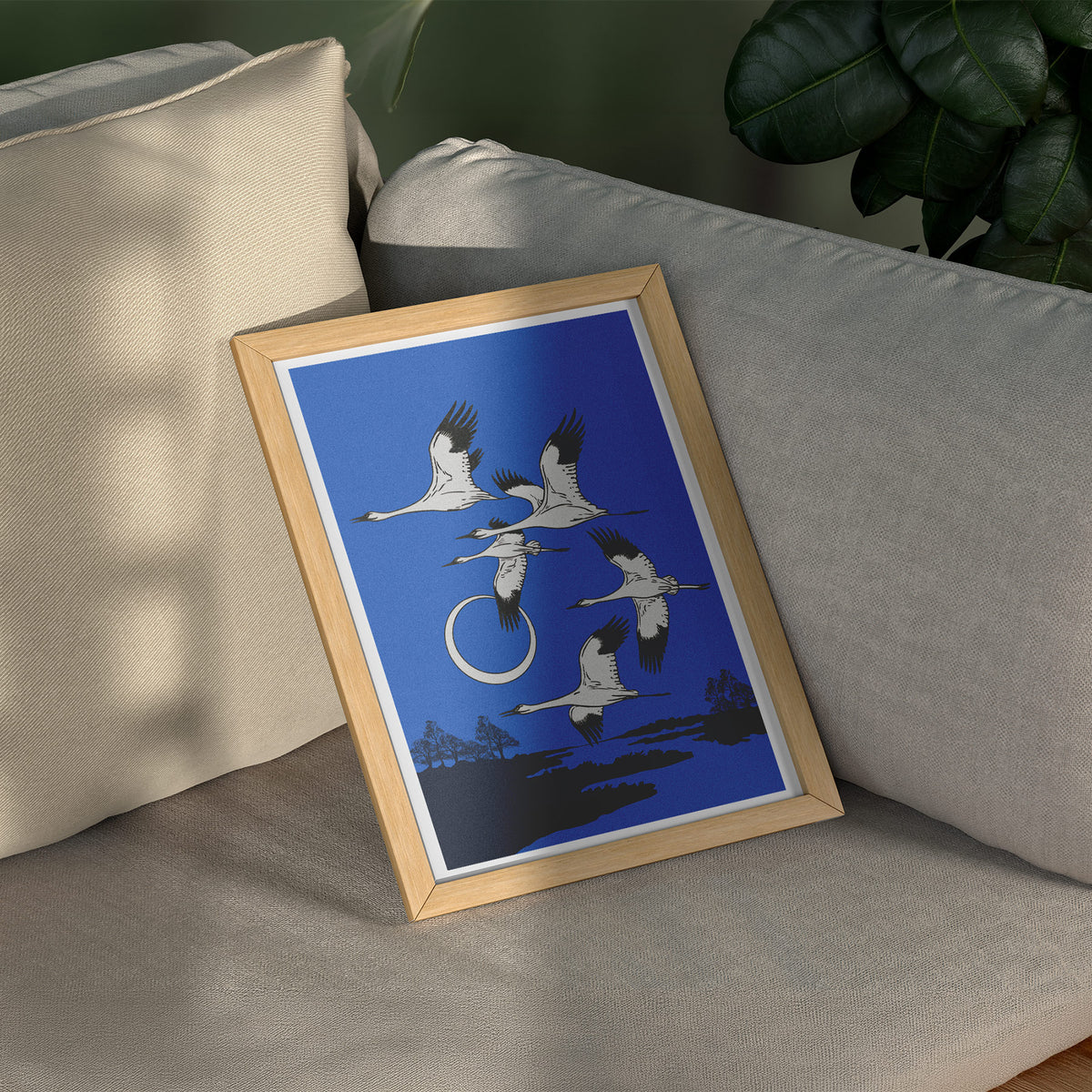 Ewiger Flug - Japanische Kraniche Poster, gerahmt über einem Sofa