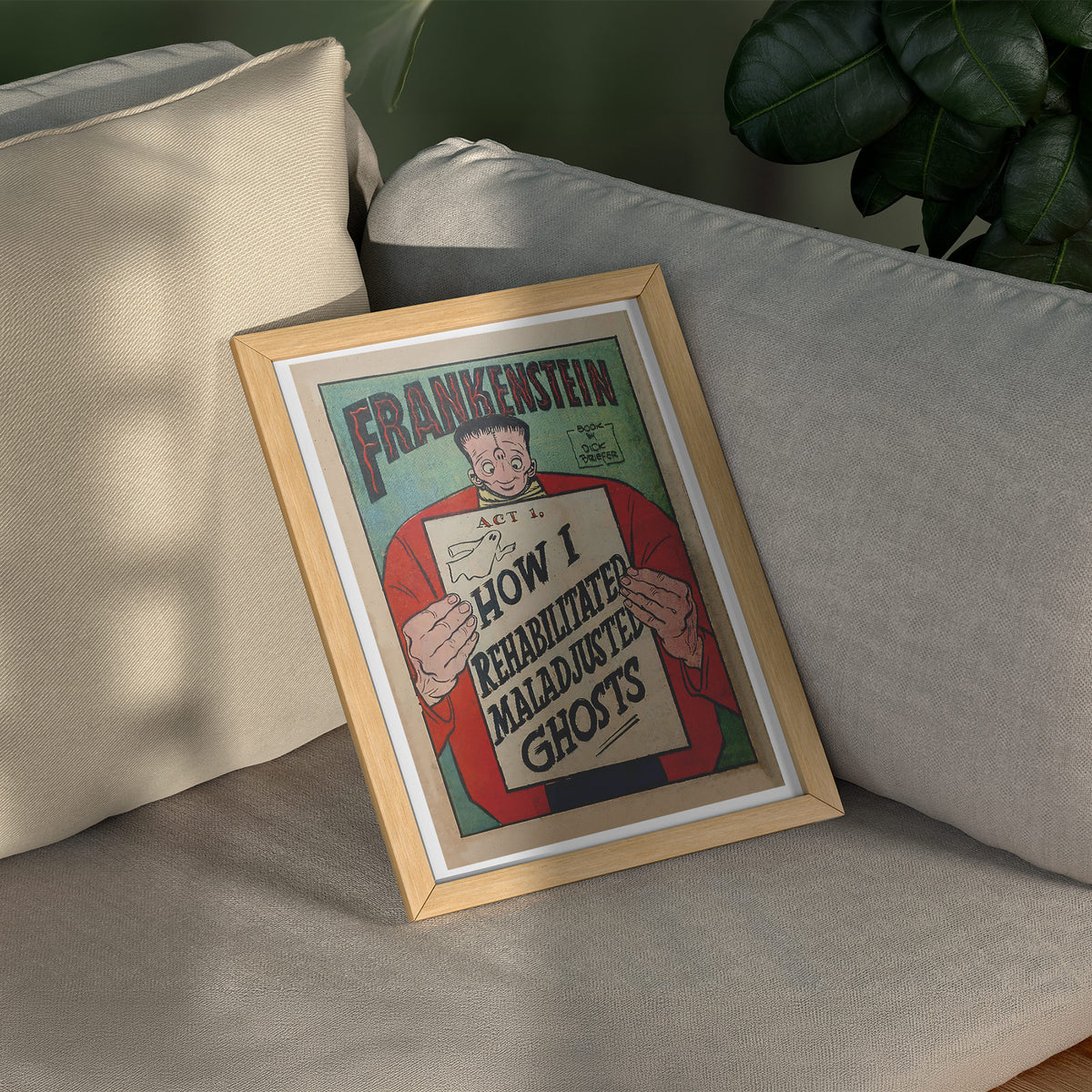 Frankenstein – Fehlangepasste Geister Comic Poster, gerahmt über einem Sofa