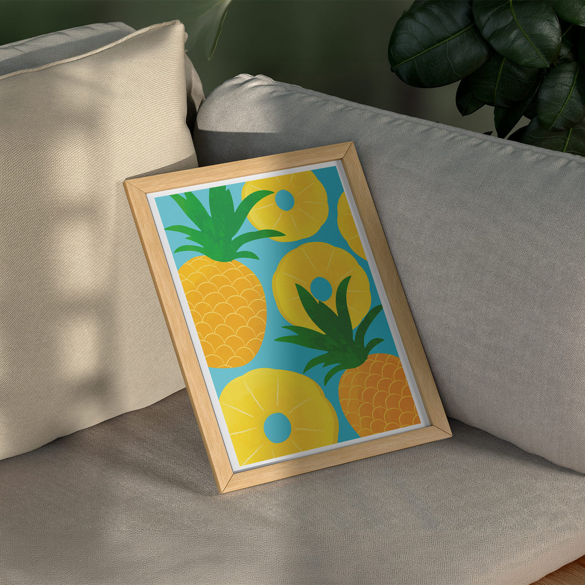Fruchtige Komposition - Ananas-Träume Poster, gerahmt über einem Sofa