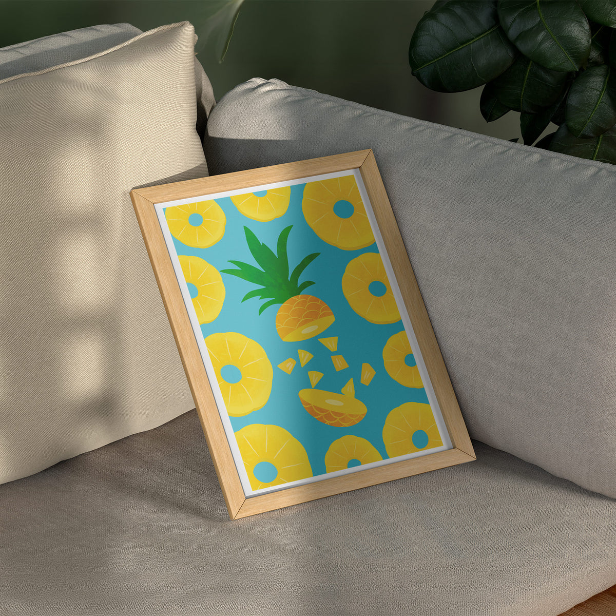 Funky Ananas - Süsse Sehnsucht Poster, gerahmt über einem Sofa