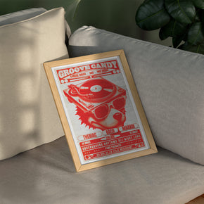 Groove Candy - Hund DJ Poster, gerahmt über einem Sofa