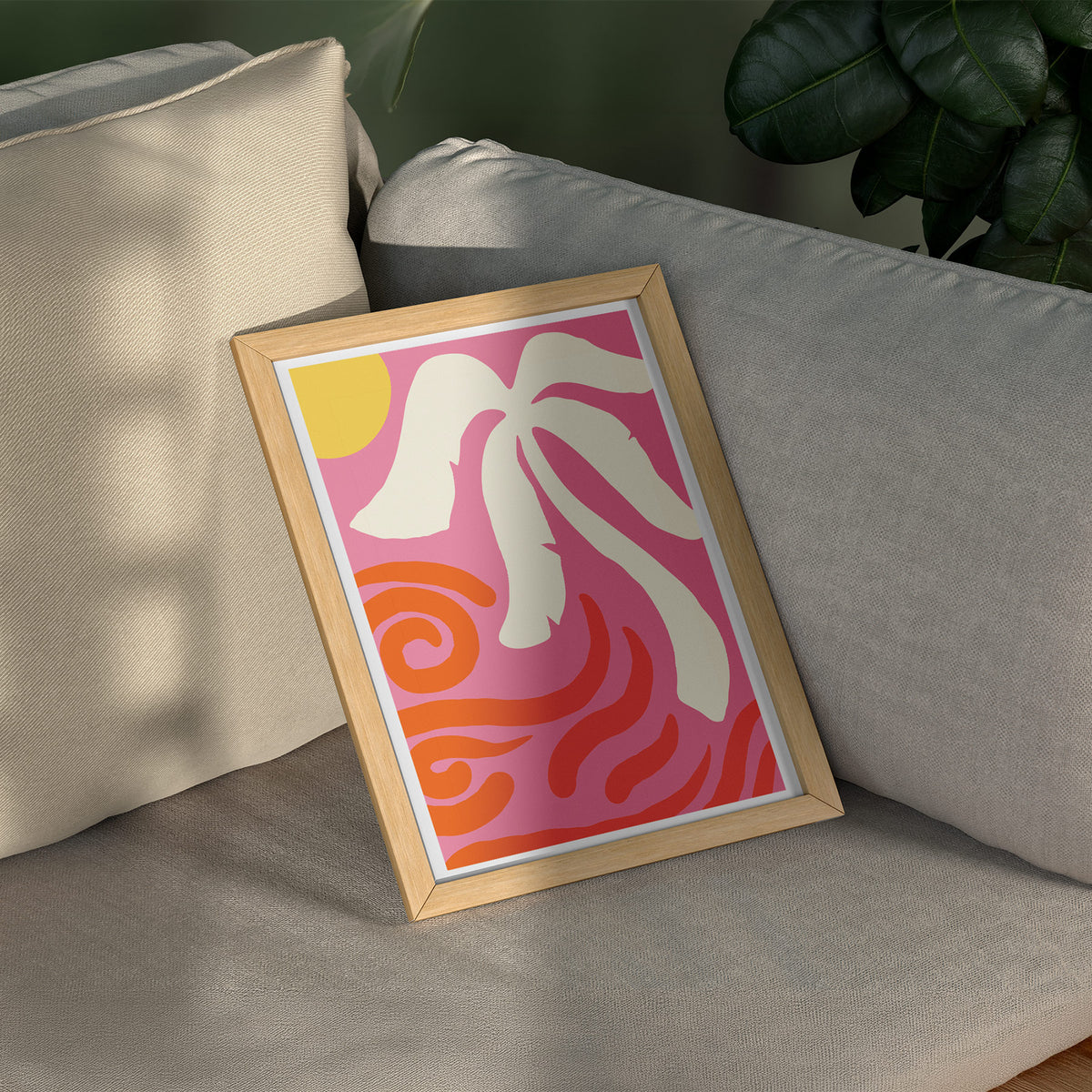Groovy Swirl - Retro Palmen Poster, gerahmt über einem Sofa
