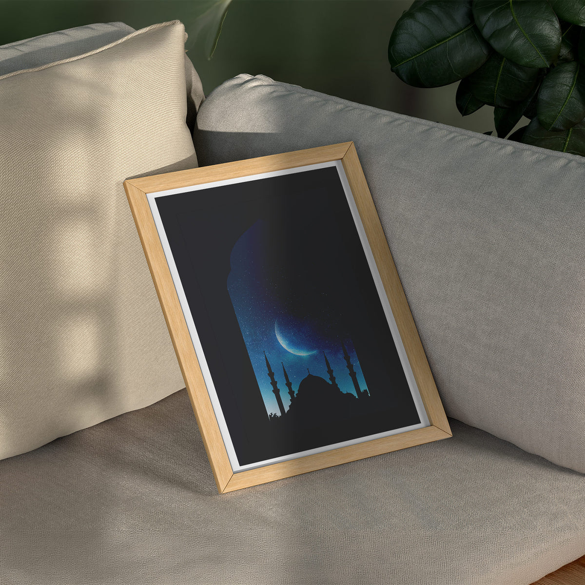Heilige Nacht Moschee - Spirituelles Silhouetten Poster, gerahmt über einem Sofa