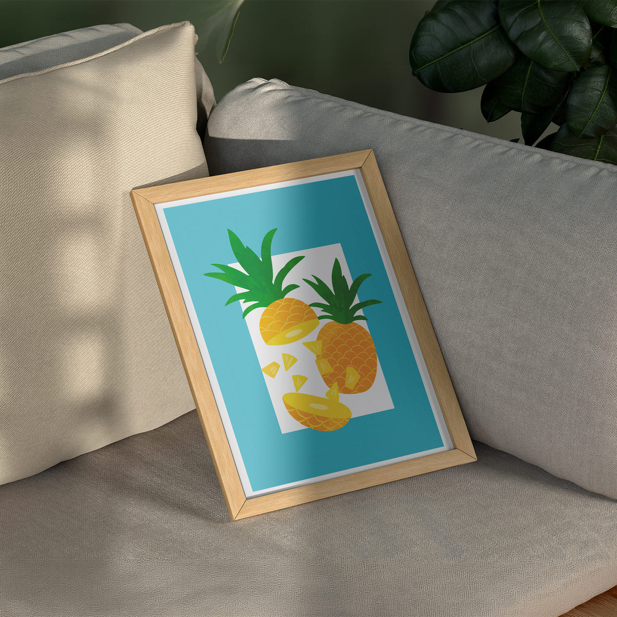 Saftiger Ananas Vibe - Frischer Sommer Poster, gerahmt über einem Sofa