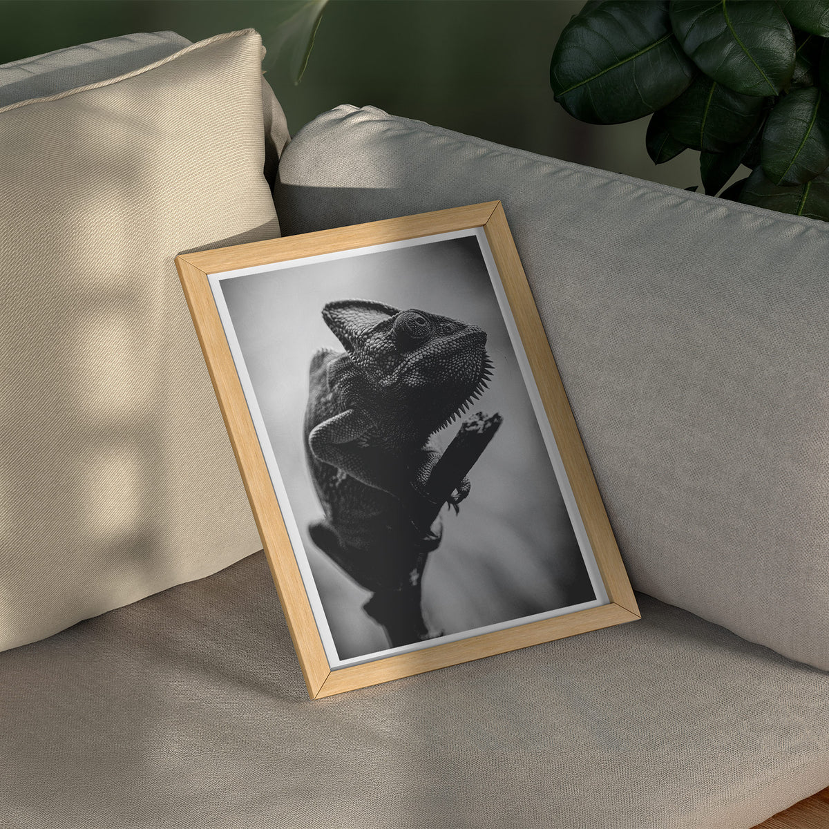Haut aus Stein - Schwarz-Weiss Chamäleon Poster, gerahmt über einem Sofa