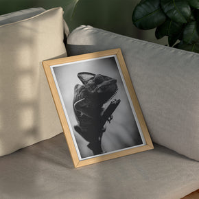 Haut aus Stein - Schwarz-Weiss Chamäleon Poster, gerahmt über einem Sofa