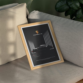 Zeitlose Ikone - Der klassische Elfer Poster, gerahmt über einem Sofa