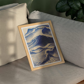 Ukiyo-e Ozean - Azurblaue Wellen Poster, gerahmt über einem Sofa