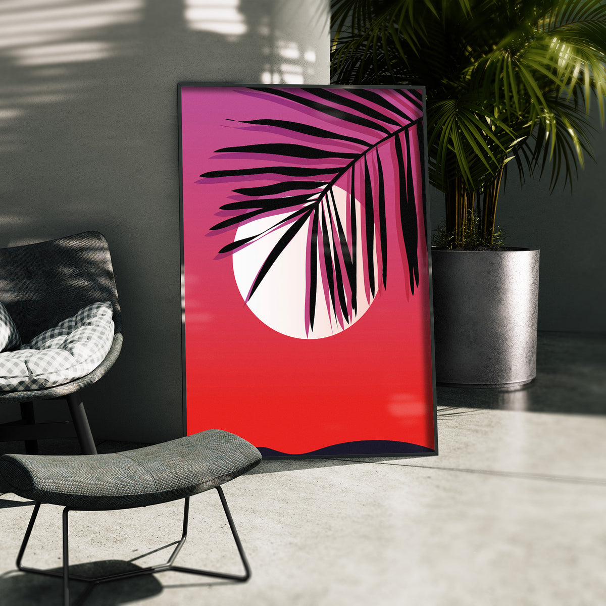 Schräge Palme - Synthwave-Ästhetik Poster, gerahmt in einer Aussenkulisse