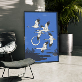 Ewiger Flug - Japanische Kraniche Poster, gerahmt in einer Aussenkulisse