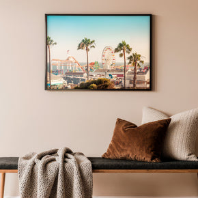 Endloser Sommer - Santa Monica Pier Poster, im Querformat, gerahmt an einer Wand