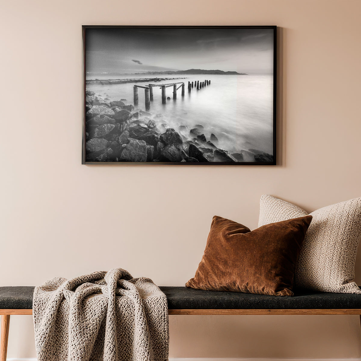 Nebelmeer der Stille - Schwarz-Weiss Steg Poster, im Querformat, gerahmt an einer Wand