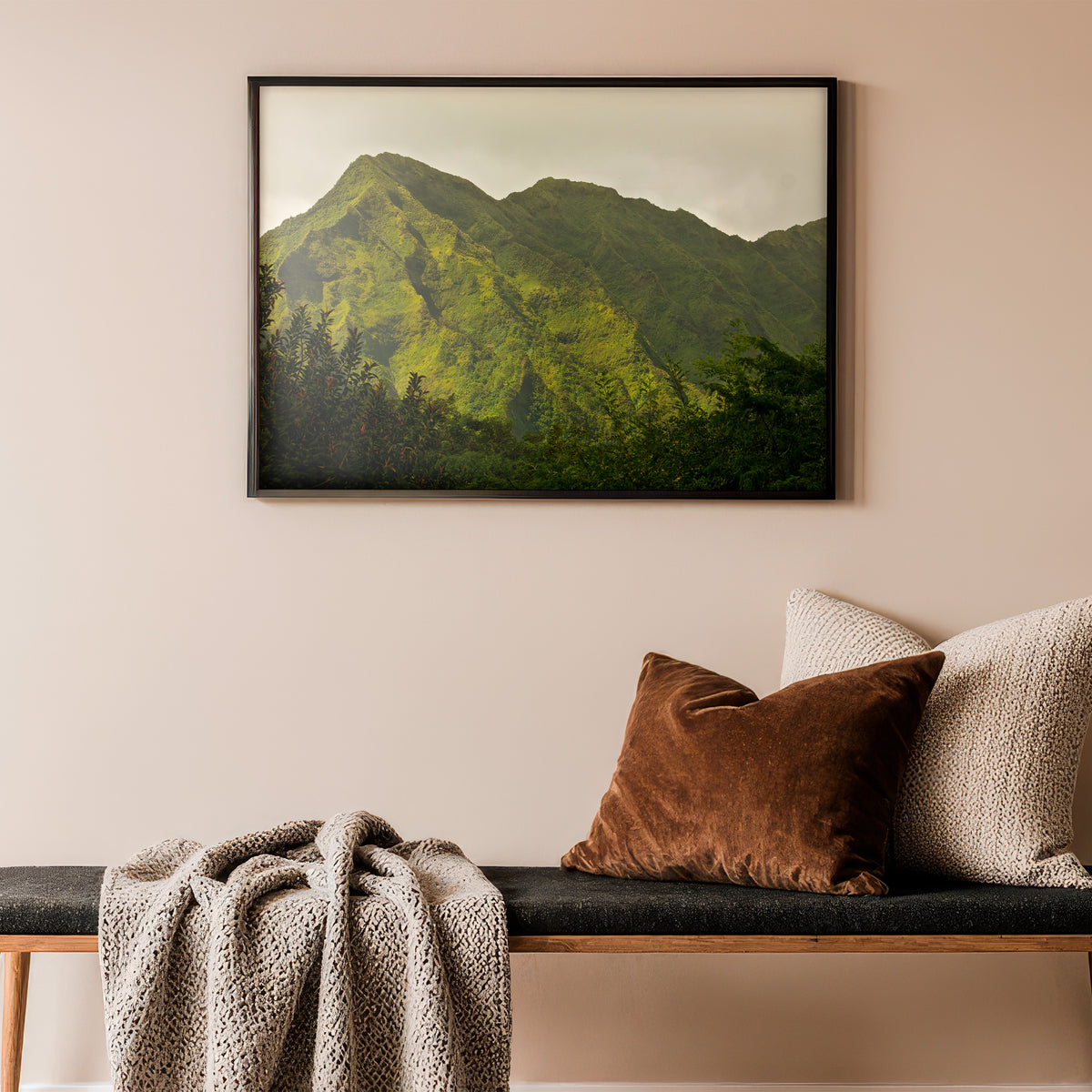 Schlafender Riese - Vergessener Land Poster, im Querformat, gerahmt an einer Wand