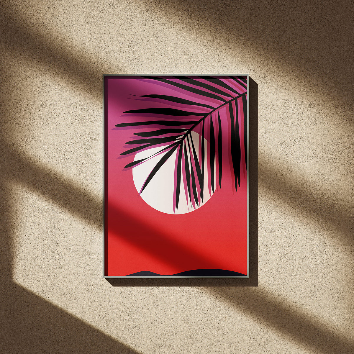 Schräge Palme - Synthwave-Ästhetik Poster, gerahmt an einer sonnigen Wand mit weichen Schatten