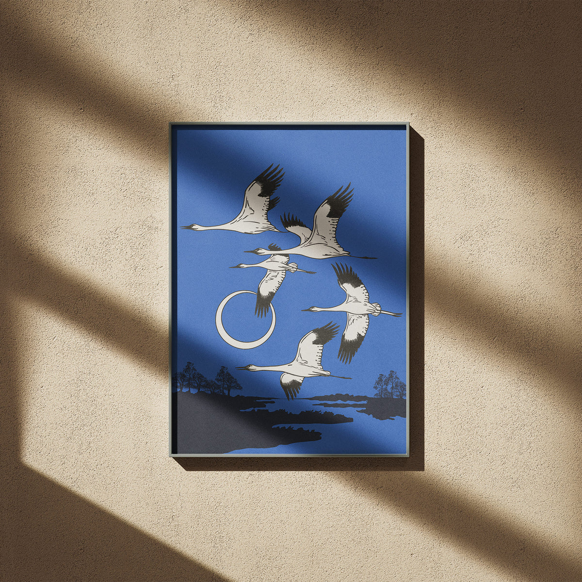 Ewiger Flug - Japanische Kraniche Poster, gerahmt an einer sonnigen Wand mit weichen Schatten