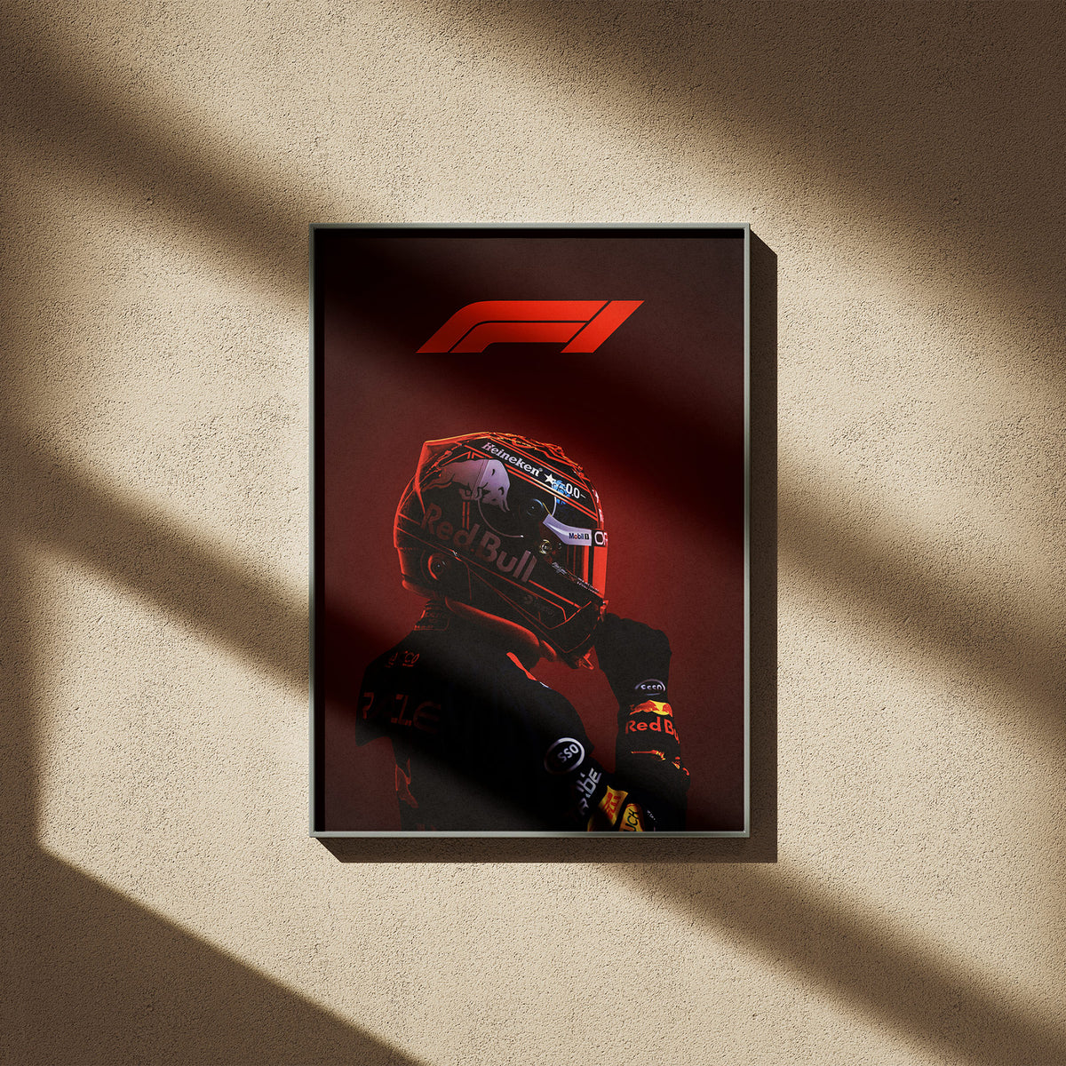 F1 Intensität - Red Bull Racing Poster, gerahmt an einer sonnigen Wand mit weichen Schatten