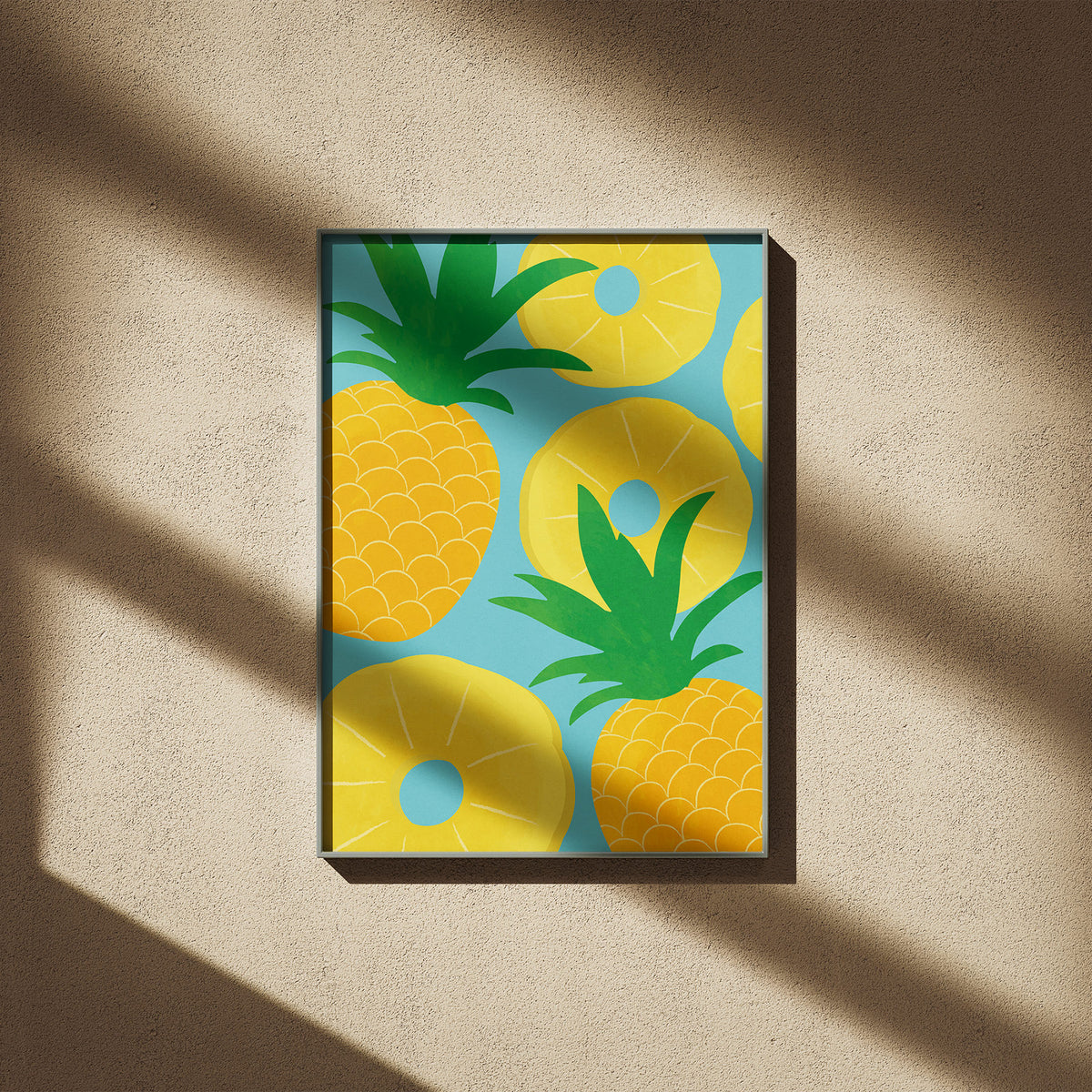 Fruchtige Komposition - Ananas-Träume Poster, gerahmt an einer sonnigen Wand mit weichen Schatten