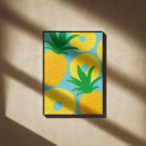 Fruchtige Komposition - Ananas-Träume Poster, gerahmt an einer sonnigen Wand mit weichen Schatten