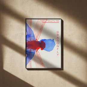 Grafische Anatomie - Dragonfly Poster, gerahmt an einer sonnigen Wand mit weichen Schatten