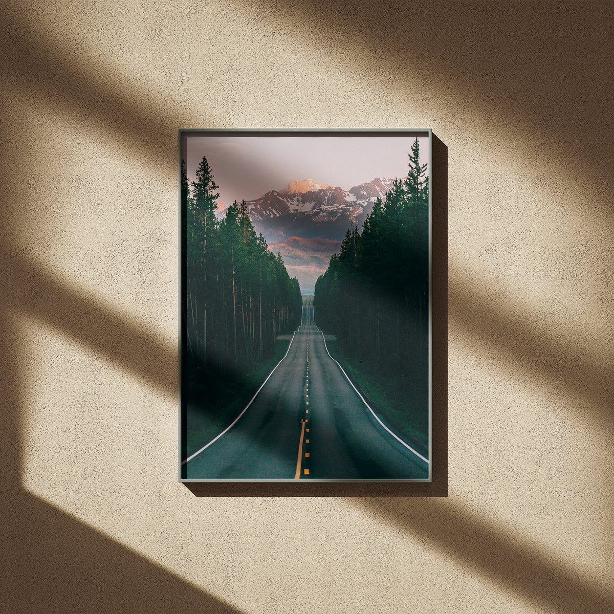 Der Weg liegt vor dir - Berg-Abenteuer Poster, gerahmt an einer sonnigen Wand mit weichen Schatten