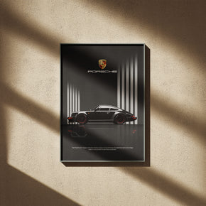 Zeitlose Ikone - Der klassische Elfer Poster, gerahmt an einer sonnigen Wand mit weichen Schatten