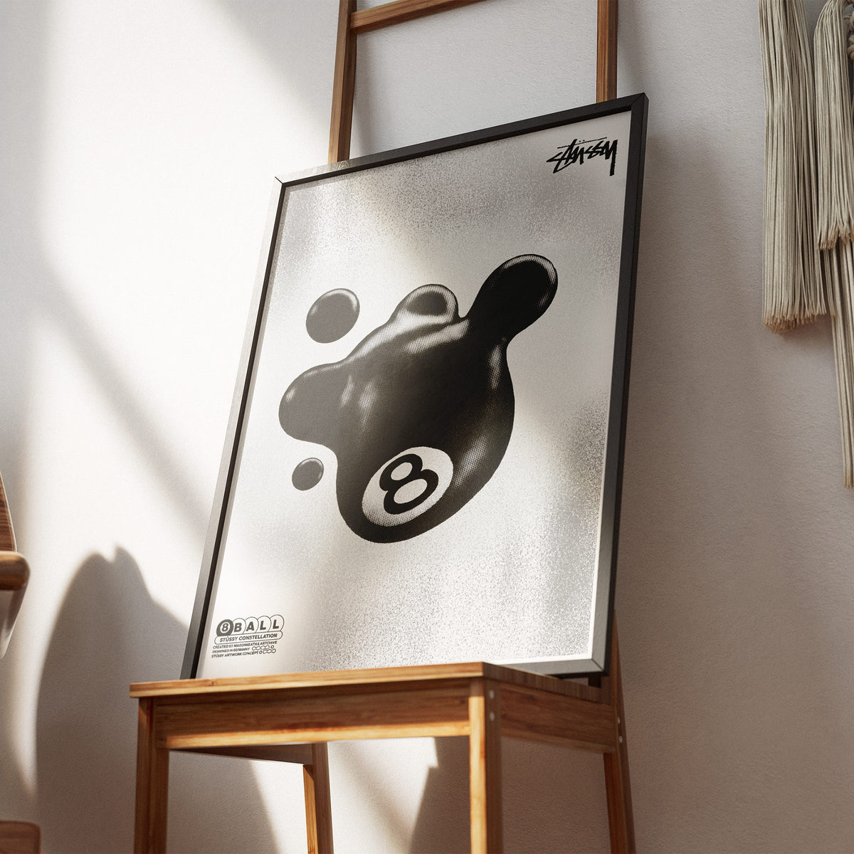 Abstraktes Schicksal - 8 Ball Poster, gerahmt an einer Wand über einem Stuhl