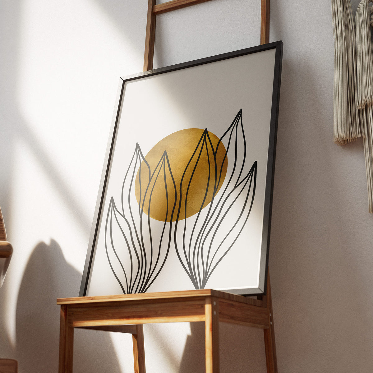 Abstrakte Gartenarbeit - Goldene Sonne Poster, gerahmt an einer Wand über einem Stuhl
