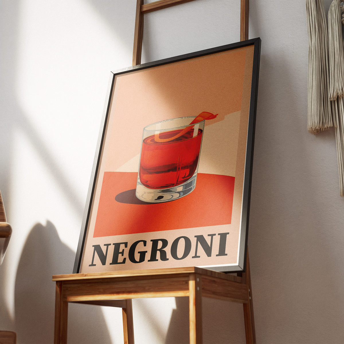 Aperitivo Zeit - Kühler Negroni Poster, gerahmt an einer Wand über einem Stuhl