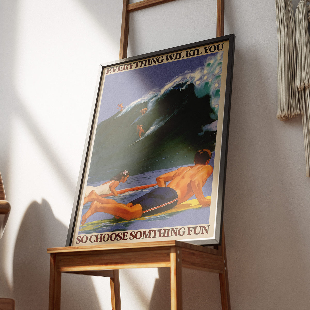Choose Something Fun - Surfer Welle Poster, gerahmt an einer Wand über einem Stuhl