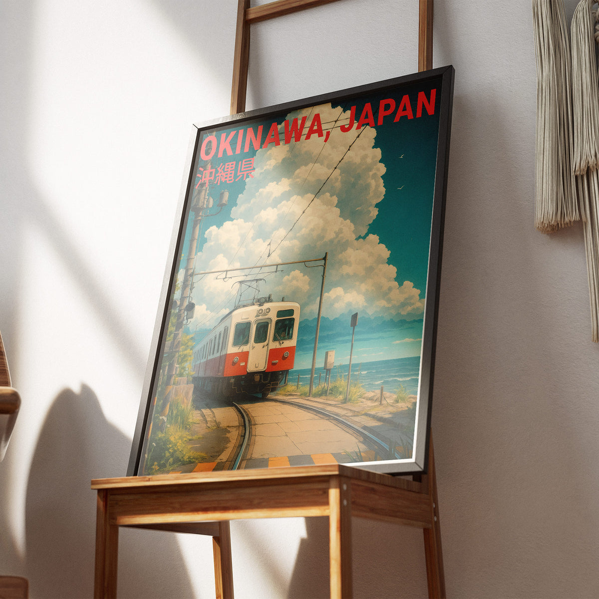 Küstenfahrt - Okinawa, Japan Poster, gerahmt an einer Wand über einem Stuhl