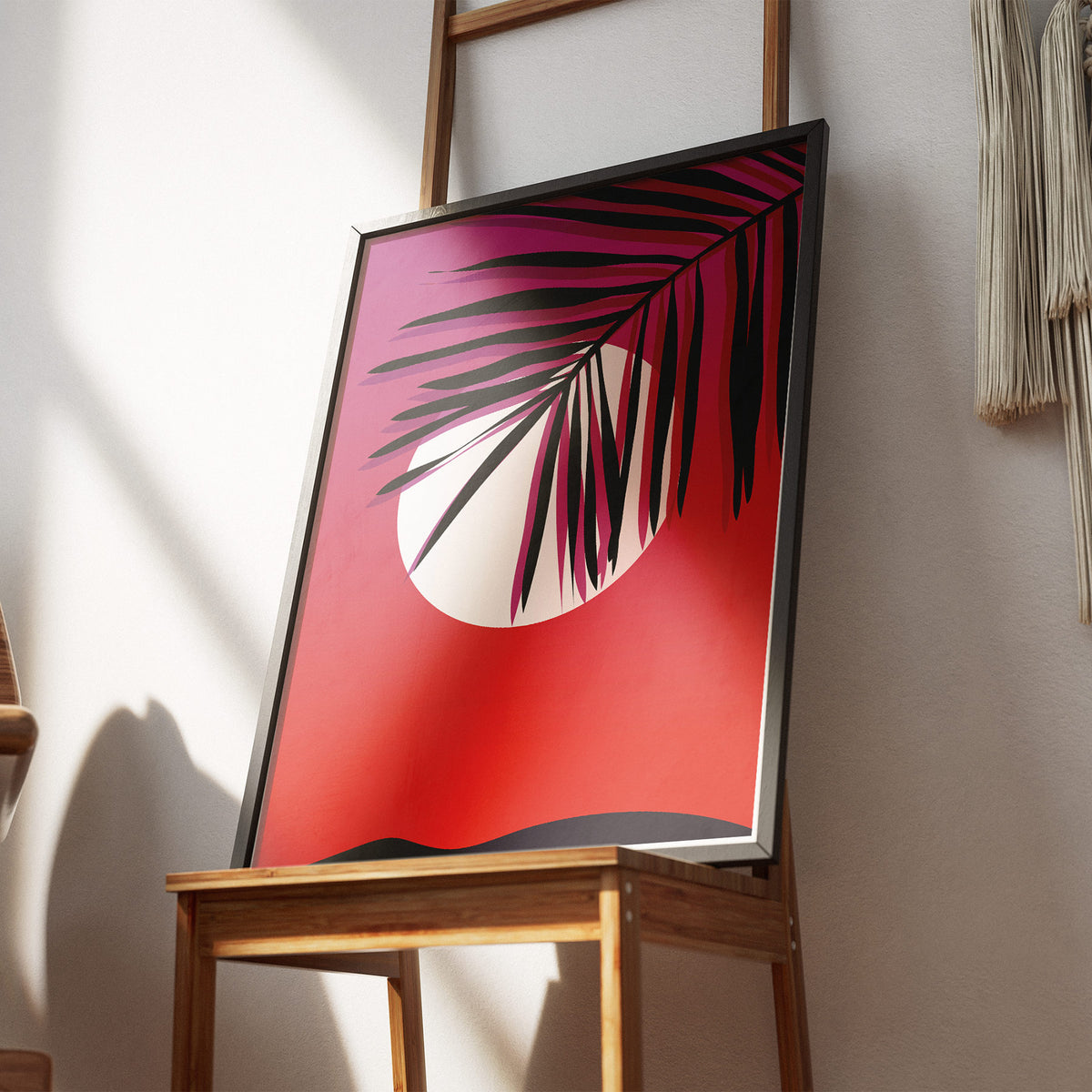 Schräge Palme - Synthwave-Ästhetik Poster, gerahmt an einer Wand über einem Stuhl