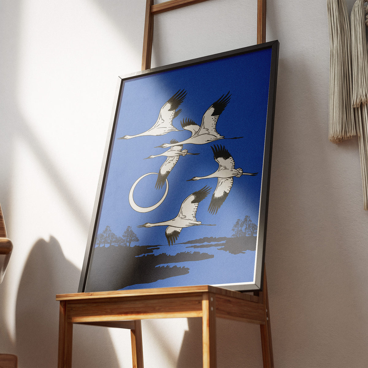 Ewiger Flug - Japanische Kraniche Poster, gerahmt an einer Wand über einem Stuhl