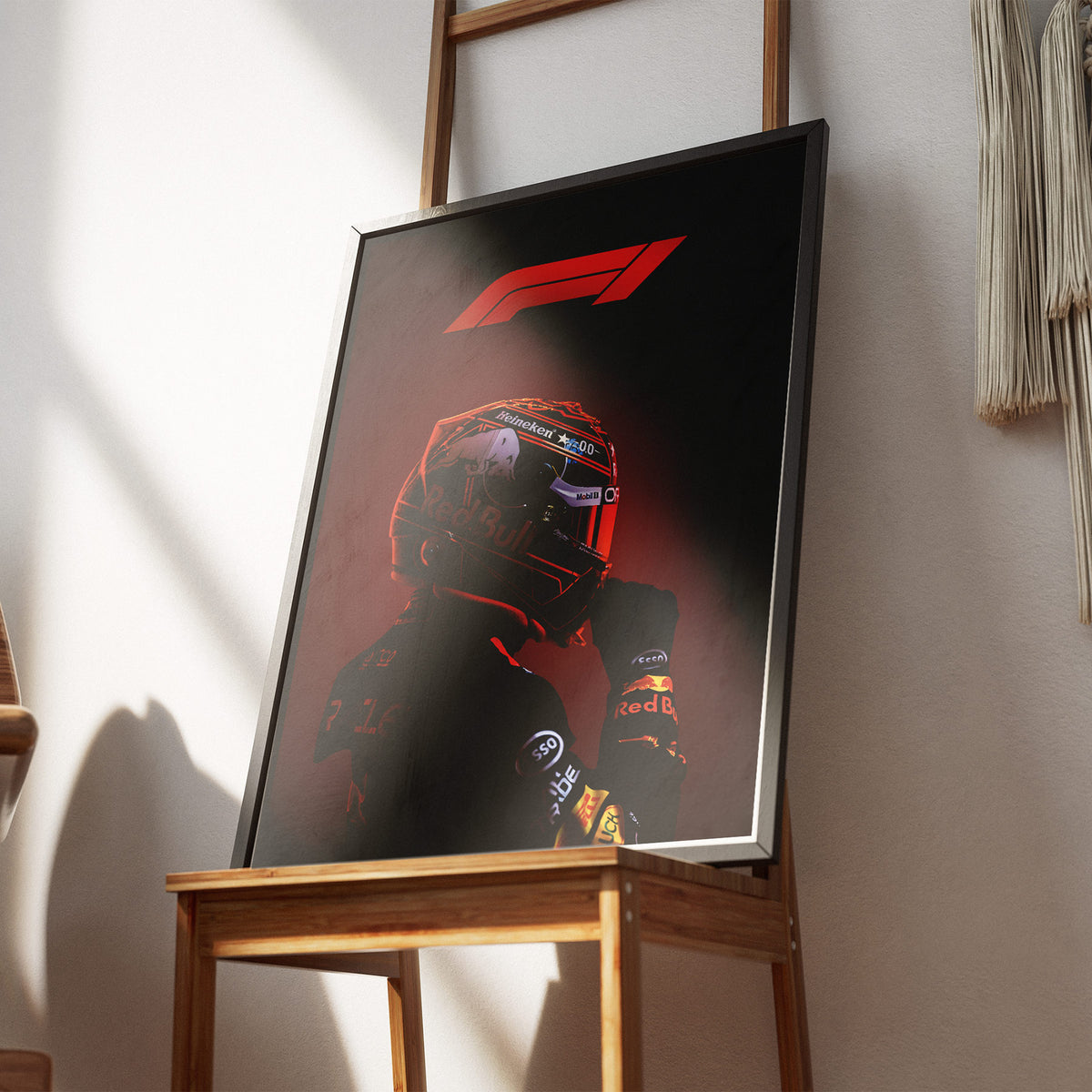 F1 Intensität - Red Bull Racing Poster, gerahmt an einer Wand über einem Stuhl