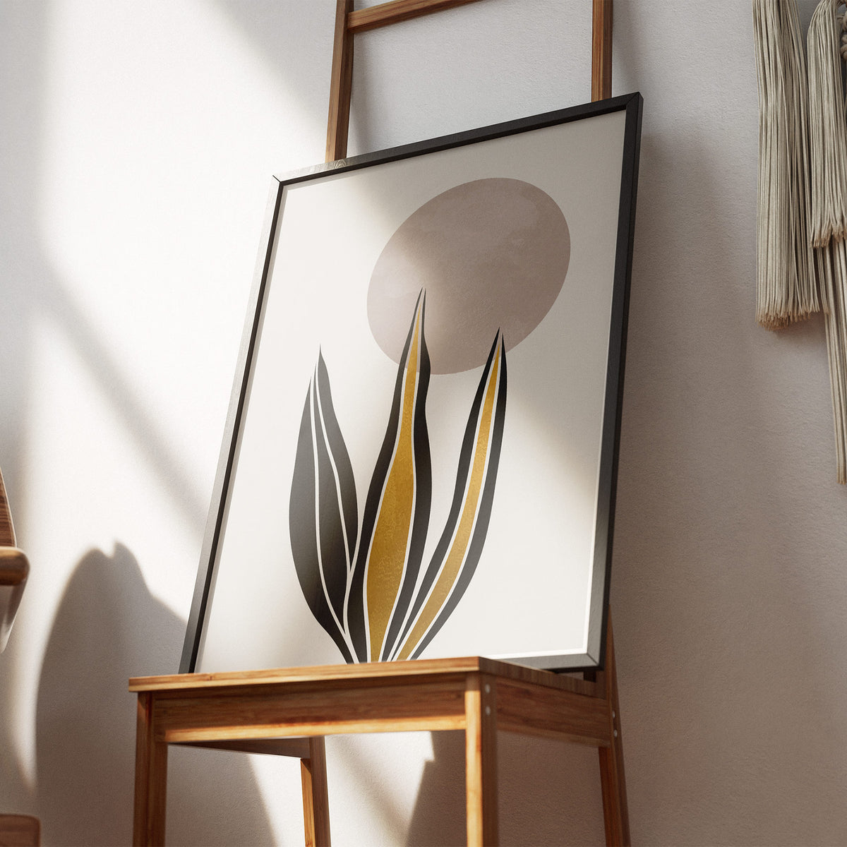 Florale Harmonie - Schlichte Eleganz Poster, gerahmt an einer Wand über einem Stuhl