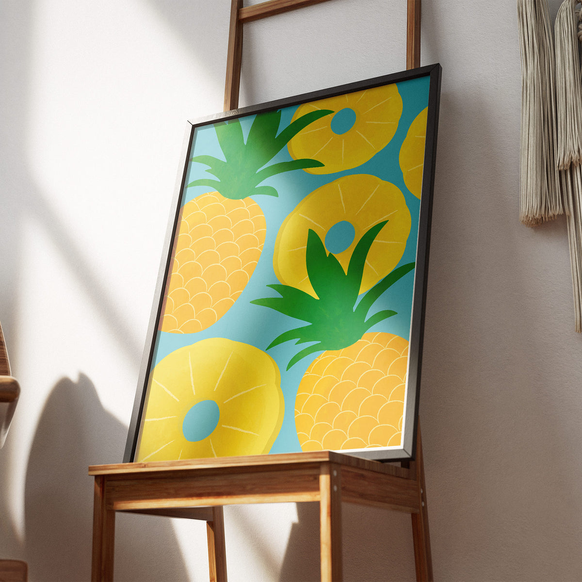 Fruchtige Komposition - Ananas-Träume Poster, gerahmt an einer Wand über einem Stuhl